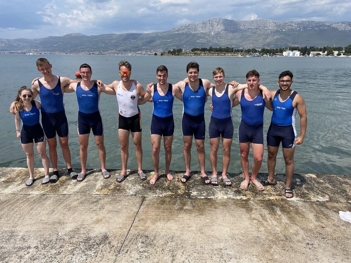 Gruppenfoto des Teams am Strand