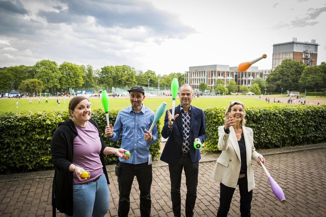Vier Personen jonglieren mit Kegel