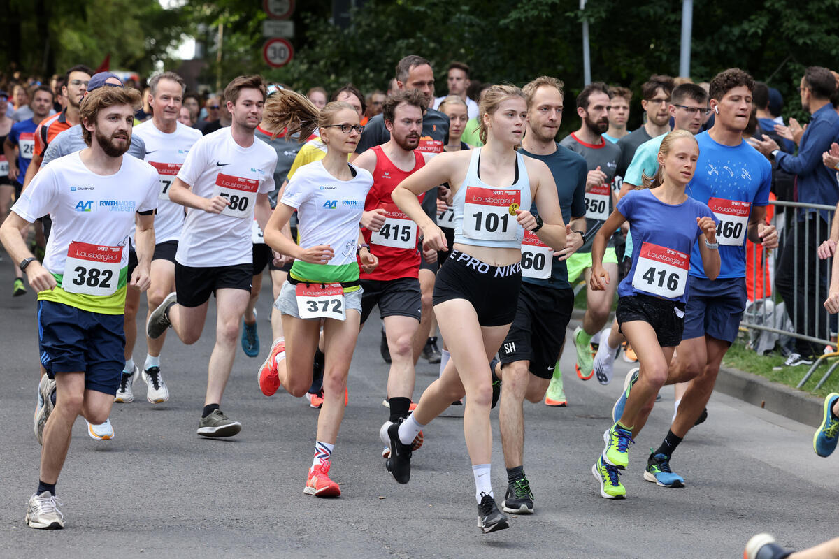 Läuferinnen und Läufer beim Lousberglauf