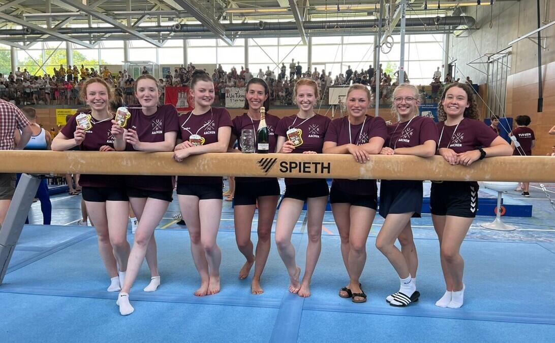 Damenmannschaft nach der Siegerehrung des adh-Cups, 2.Platz