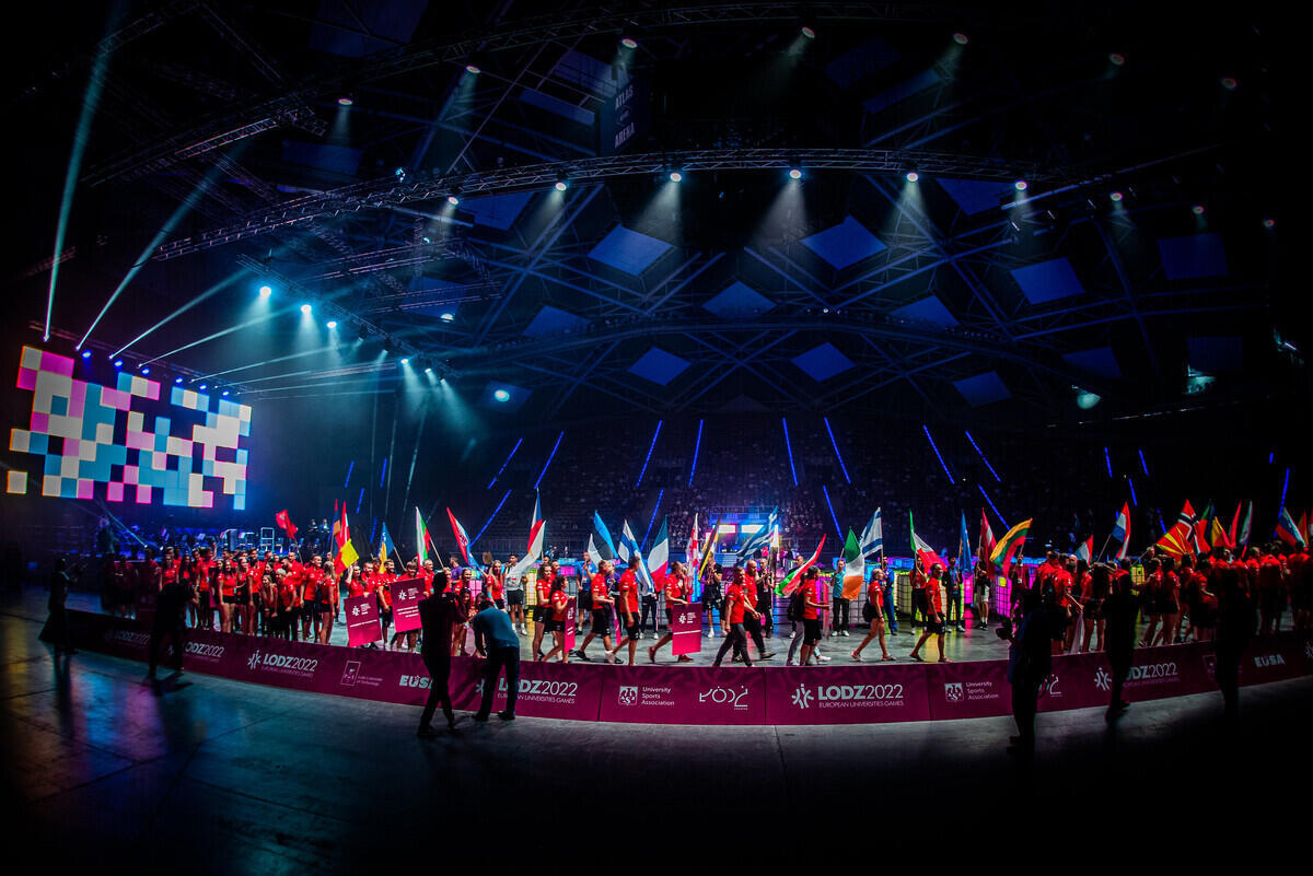 Teilnehmende halten Flaggen und laufen in einer Reihe