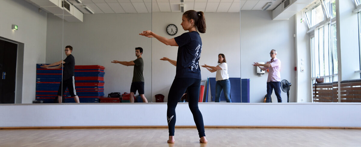 Trainerin und Teilnehmende bei einer Übung