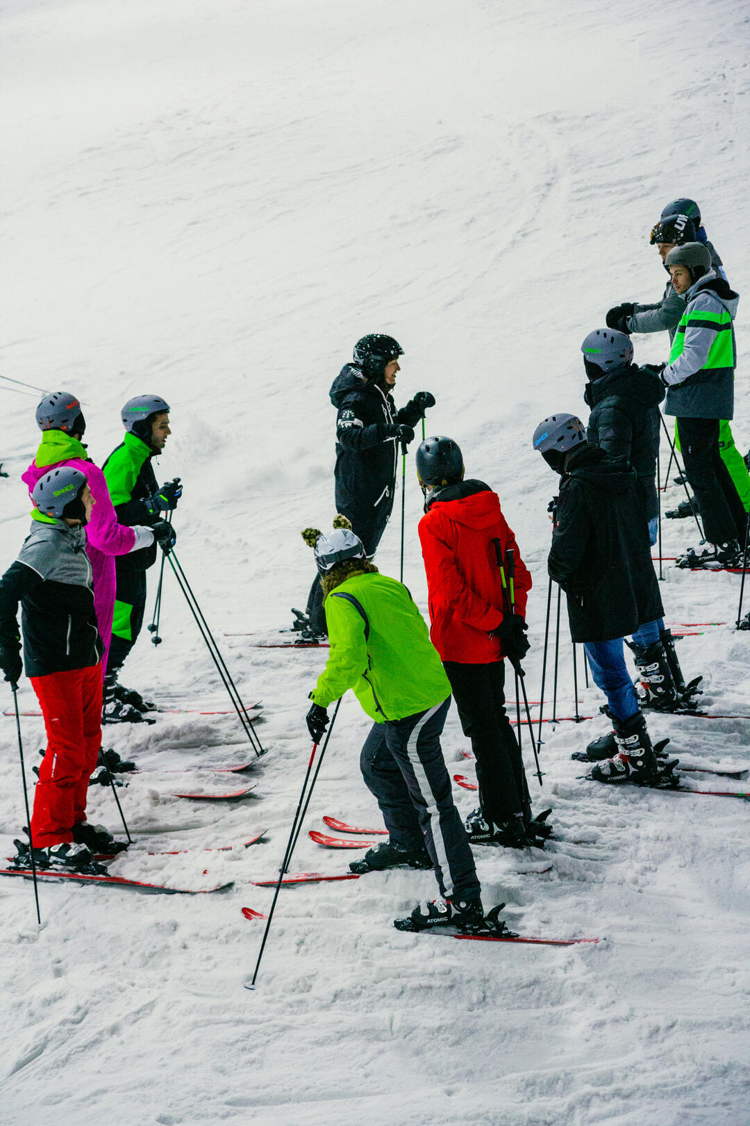 Skifahrer stehen in einer Gruppe