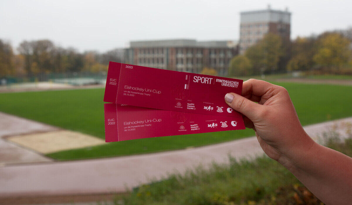 EUC Eintrittskarten in der Hand