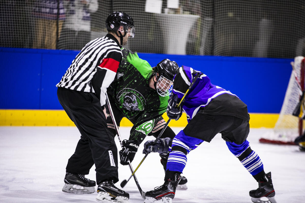 Zwei Personen spielen Eishockey