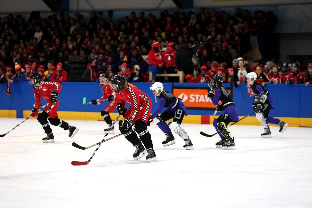 Zwei Teams spielen Eishockey