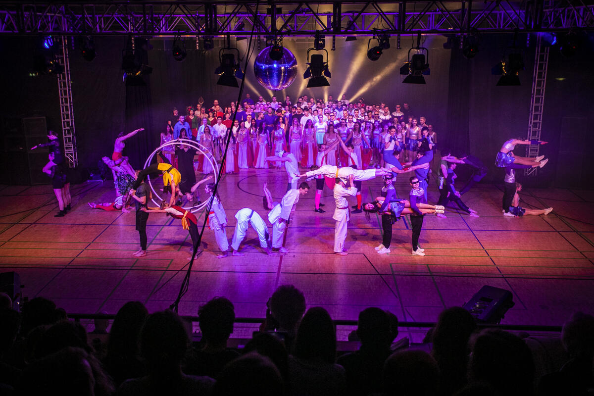 Gruppenfoto der Akrobaten und Tänzer