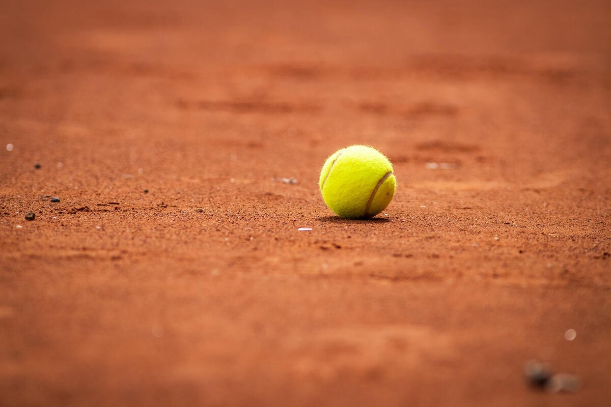 Tennisball auf dem Tennisplatz