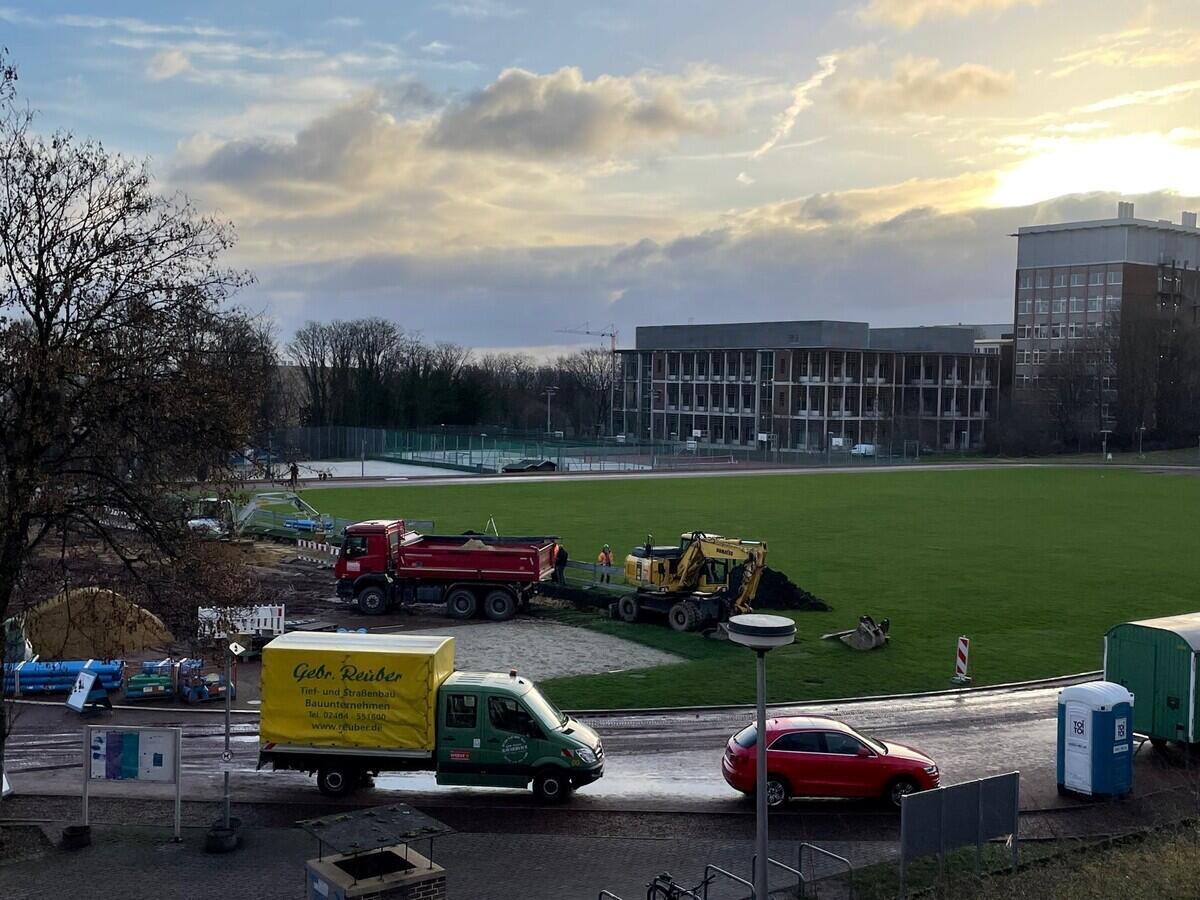 Bagger am Naturrasenplatz