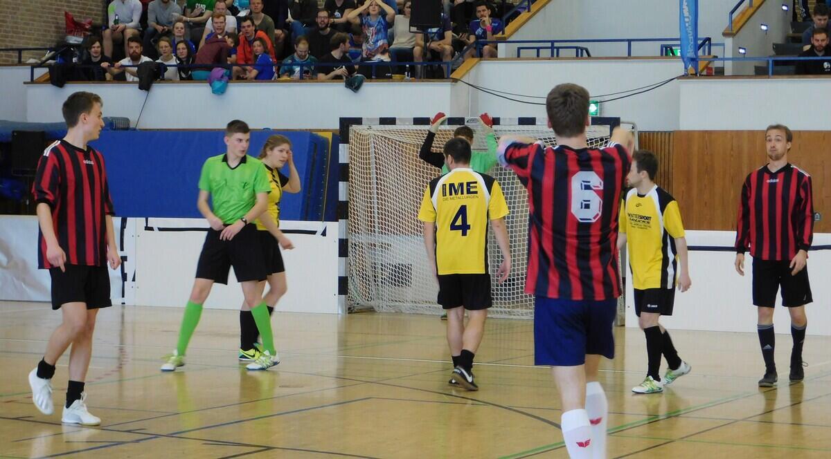 Spielende in der Halle vor dem Tor