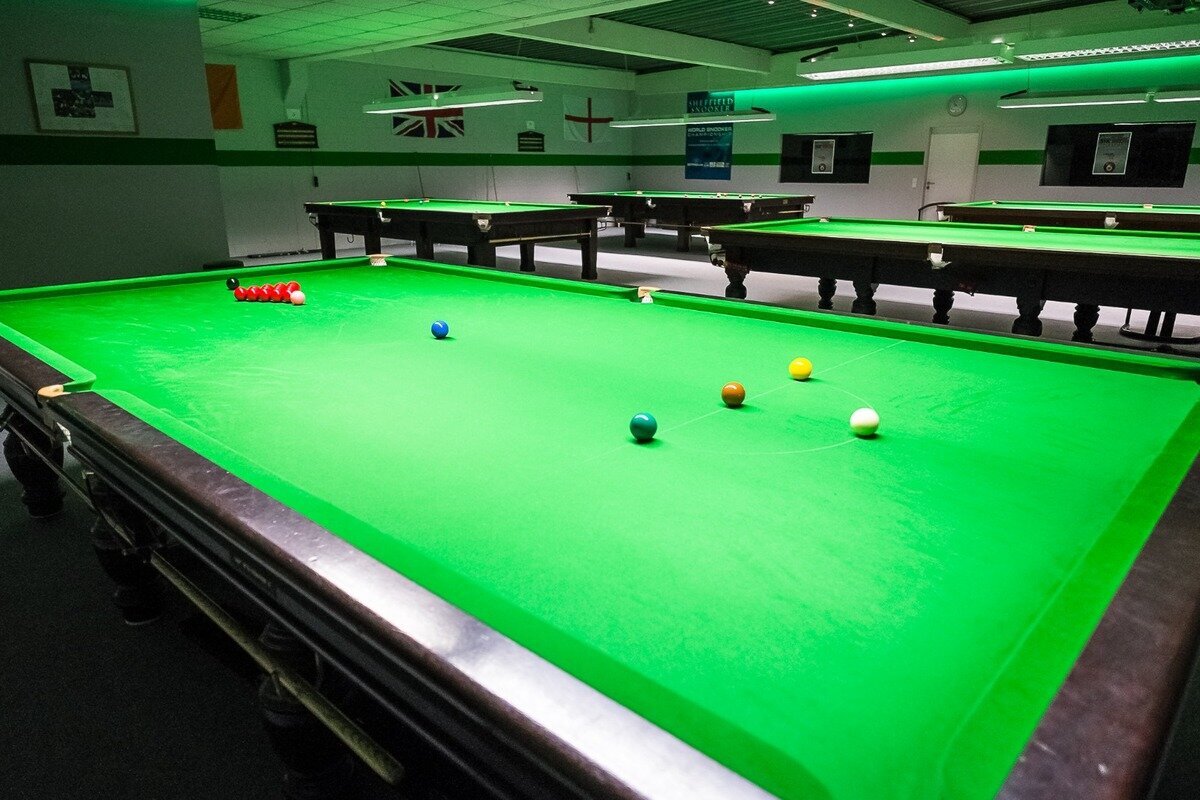 Snookertisch mit drapierten Bällen