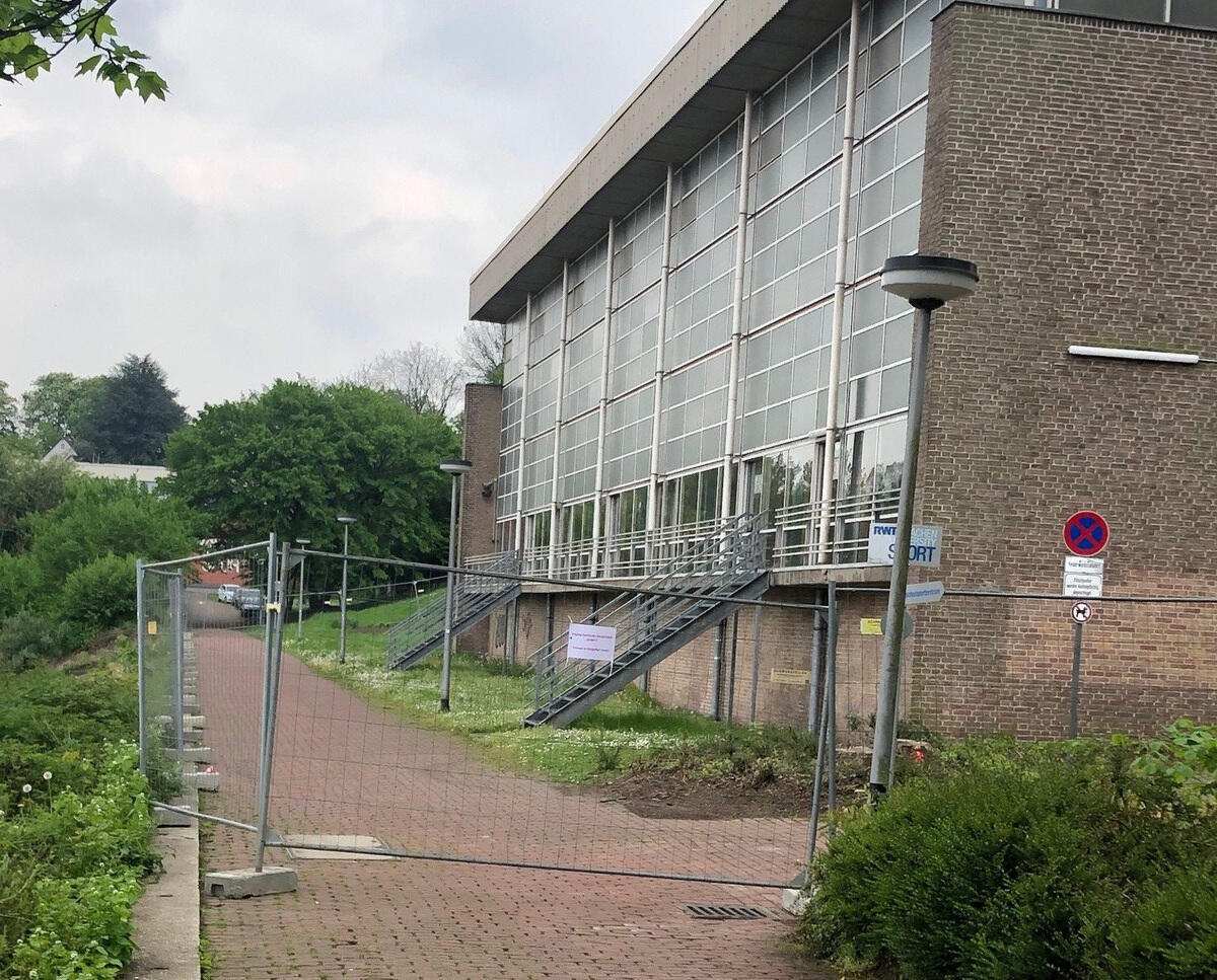 Bauzaun Abriß Sporthalle Königshügel