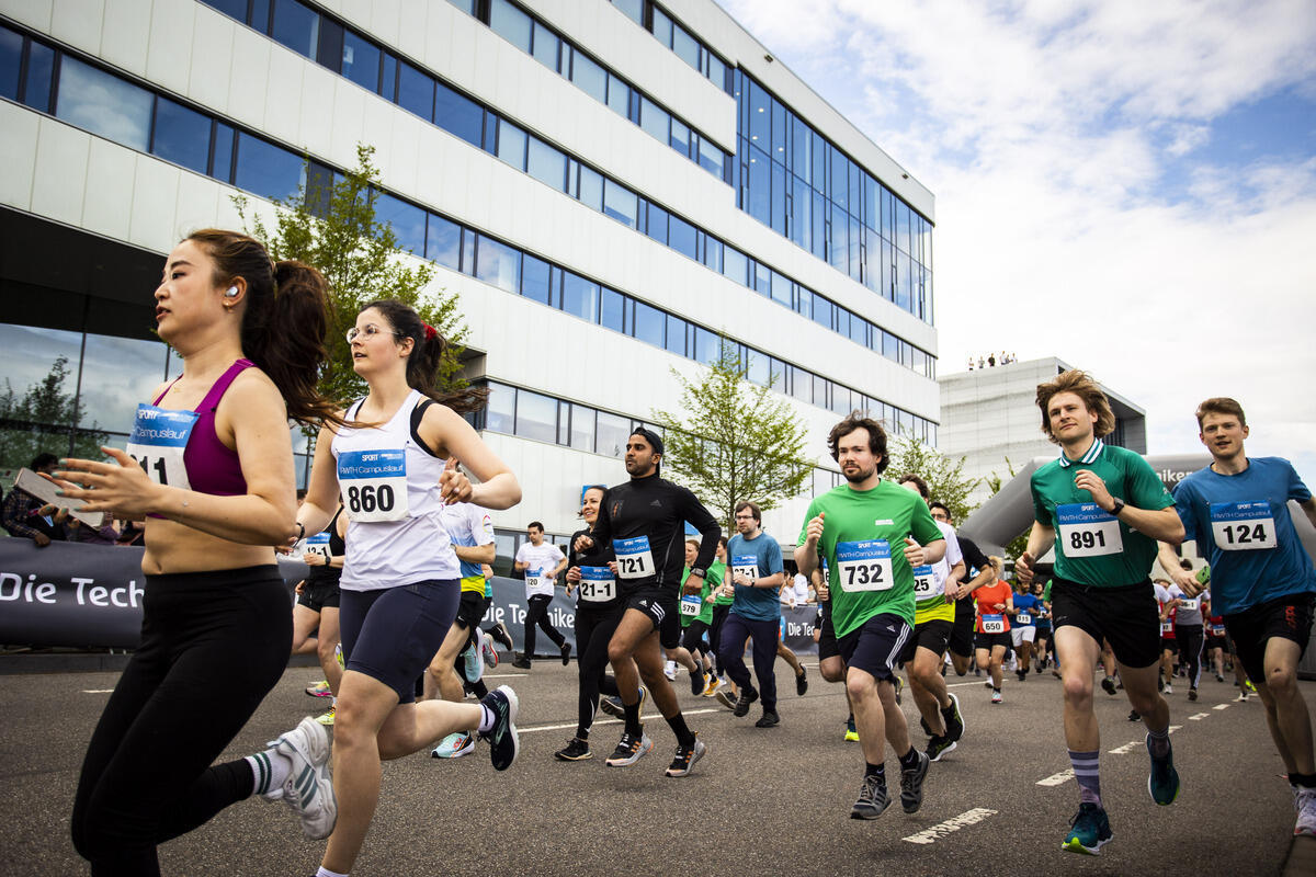Laufenden Laeuferinnen und Laeufer beim 7. Campuslauf