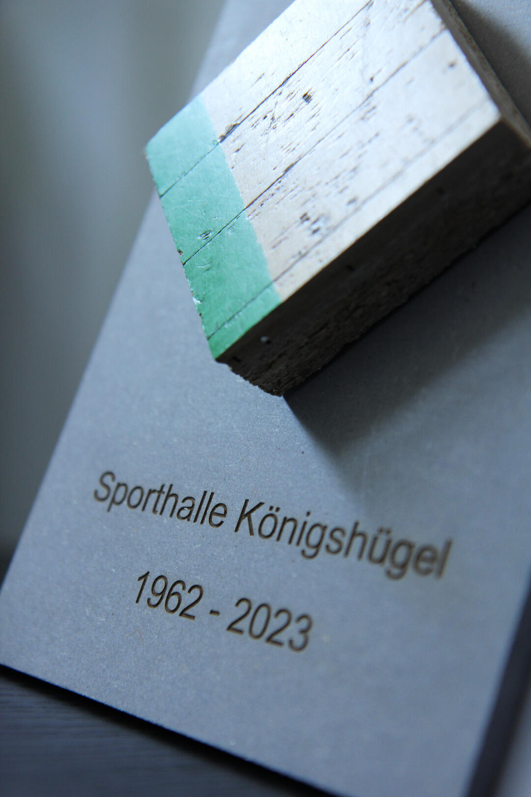 ein Stück halleboden auf eine gravierte Trägerplatte geklebt