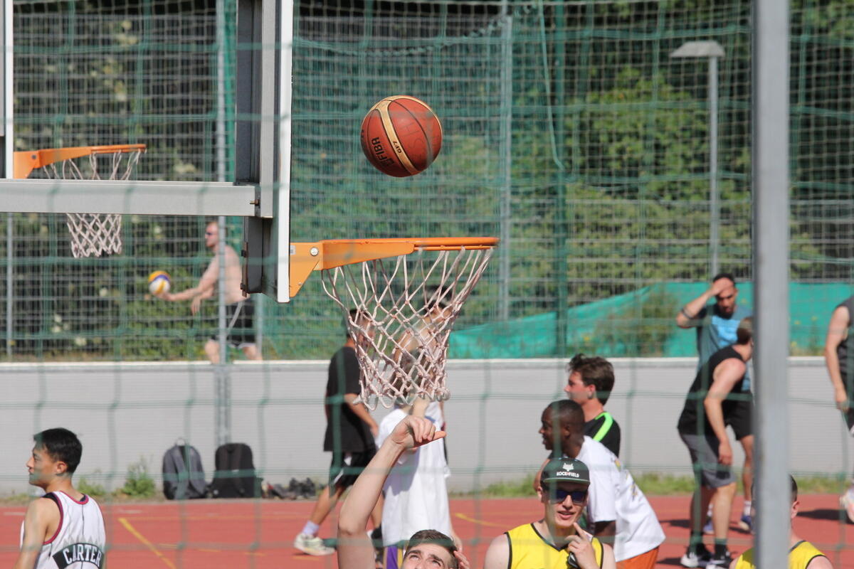 Basketball fällt in den Korb