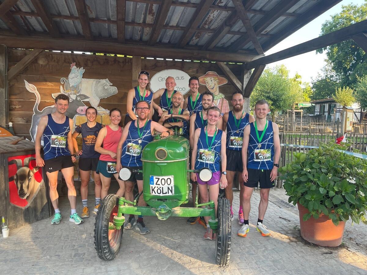 Siegerteam auf einem Traktor