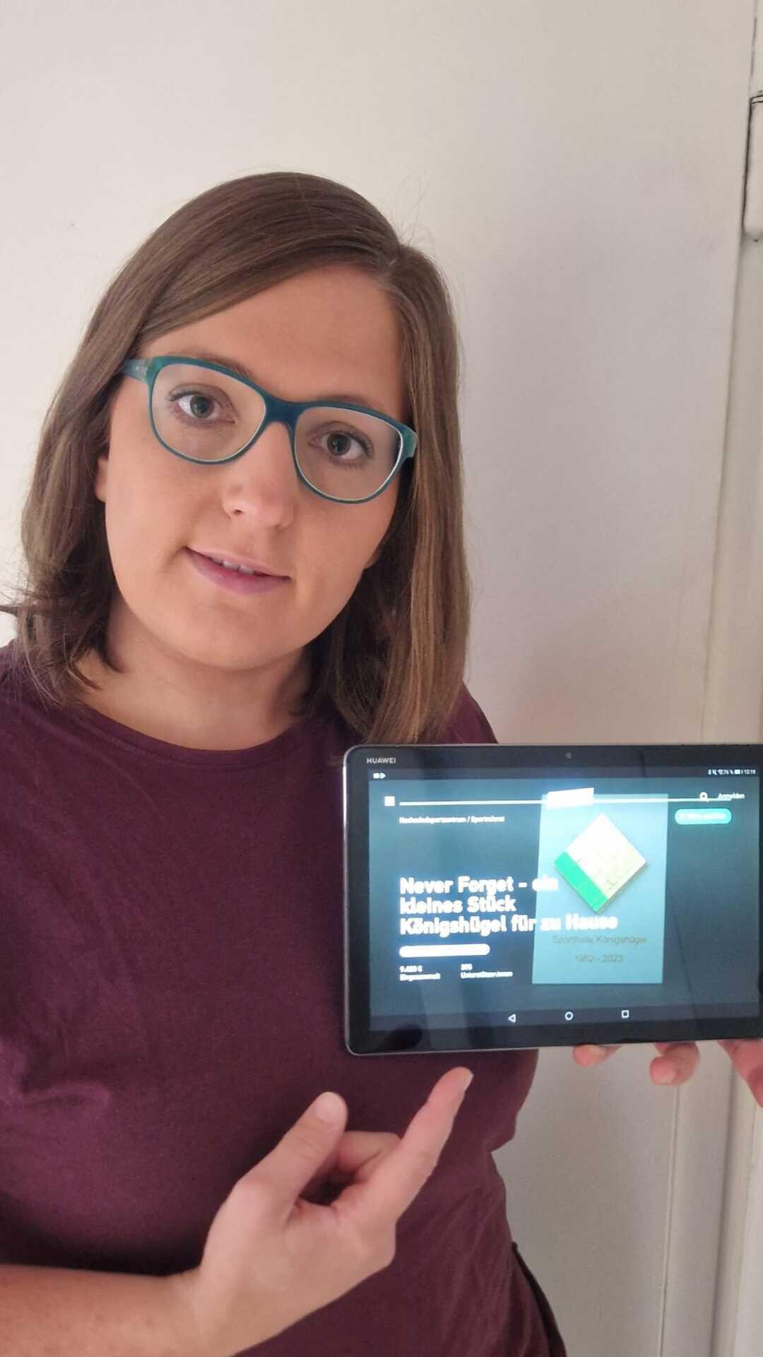 Juliana Kirchoff hält ein Tablet auf dem die Kampagnenseite angezeigt wird