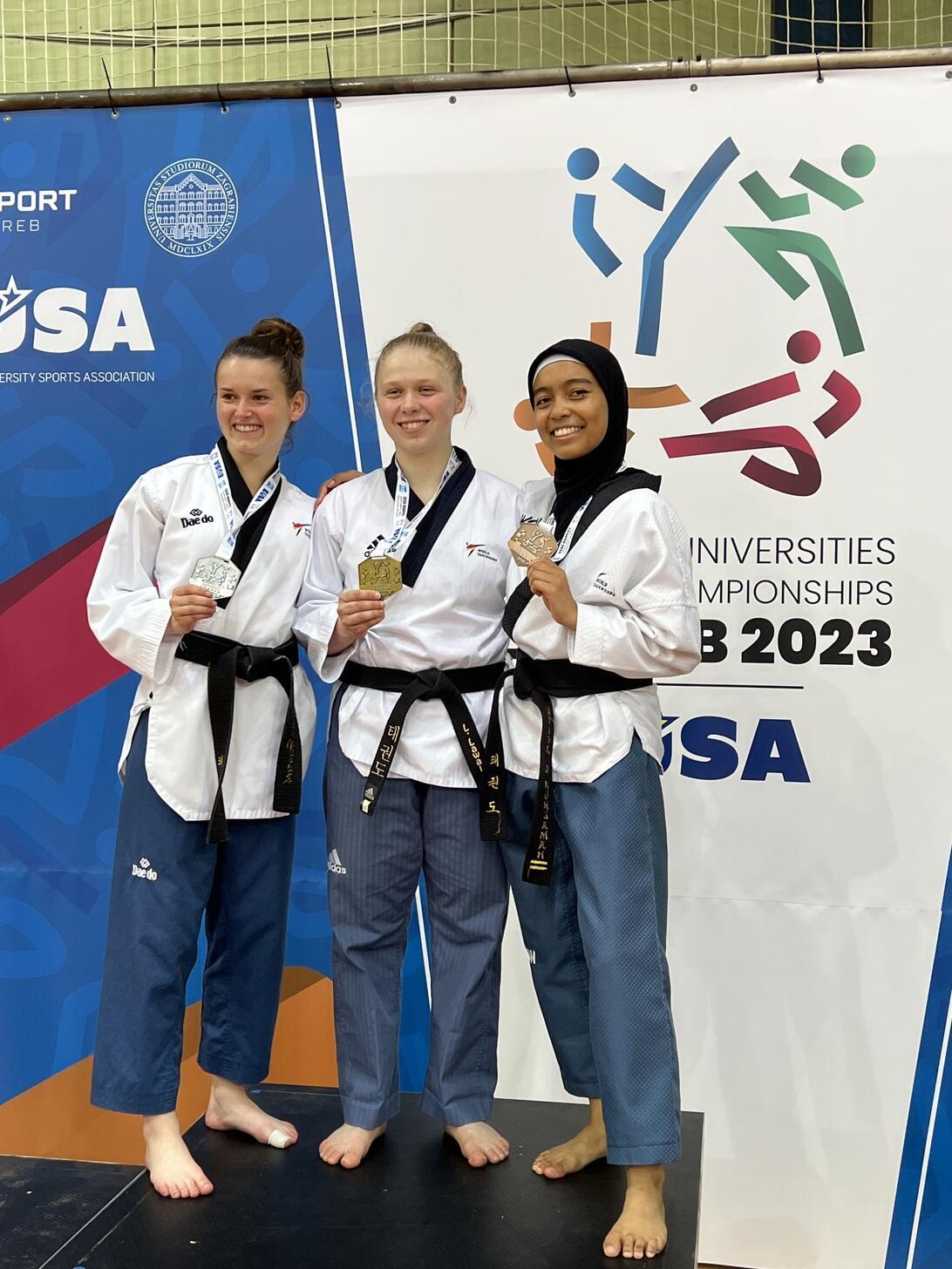 Syifa Nurzaman und andere Siegerinnen mit Medaillen