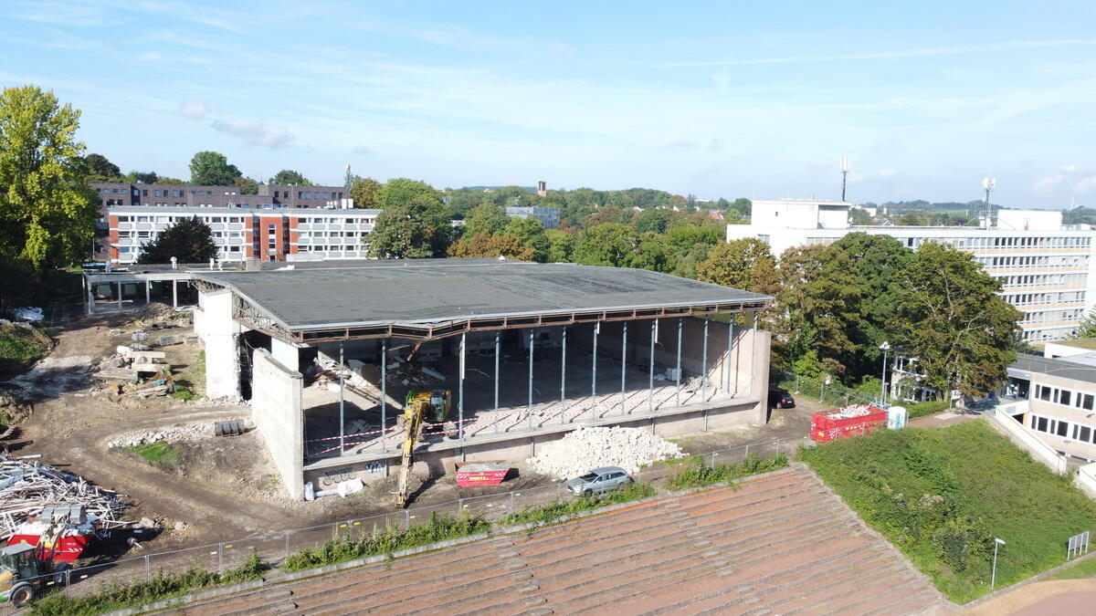 Abriss Sporthalle Königshügel  - Fensterfront entfernt