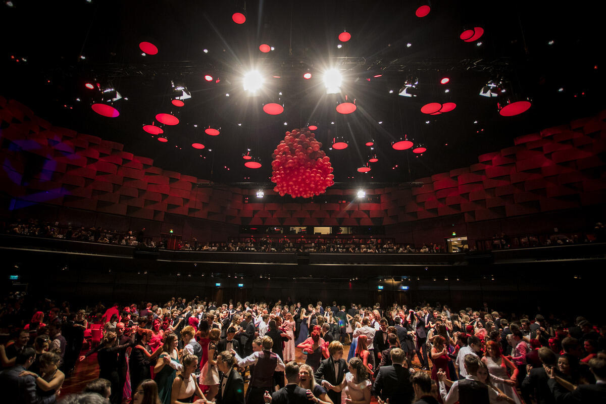 Personen auf der Tanzpläche unter Ballon-Himmel