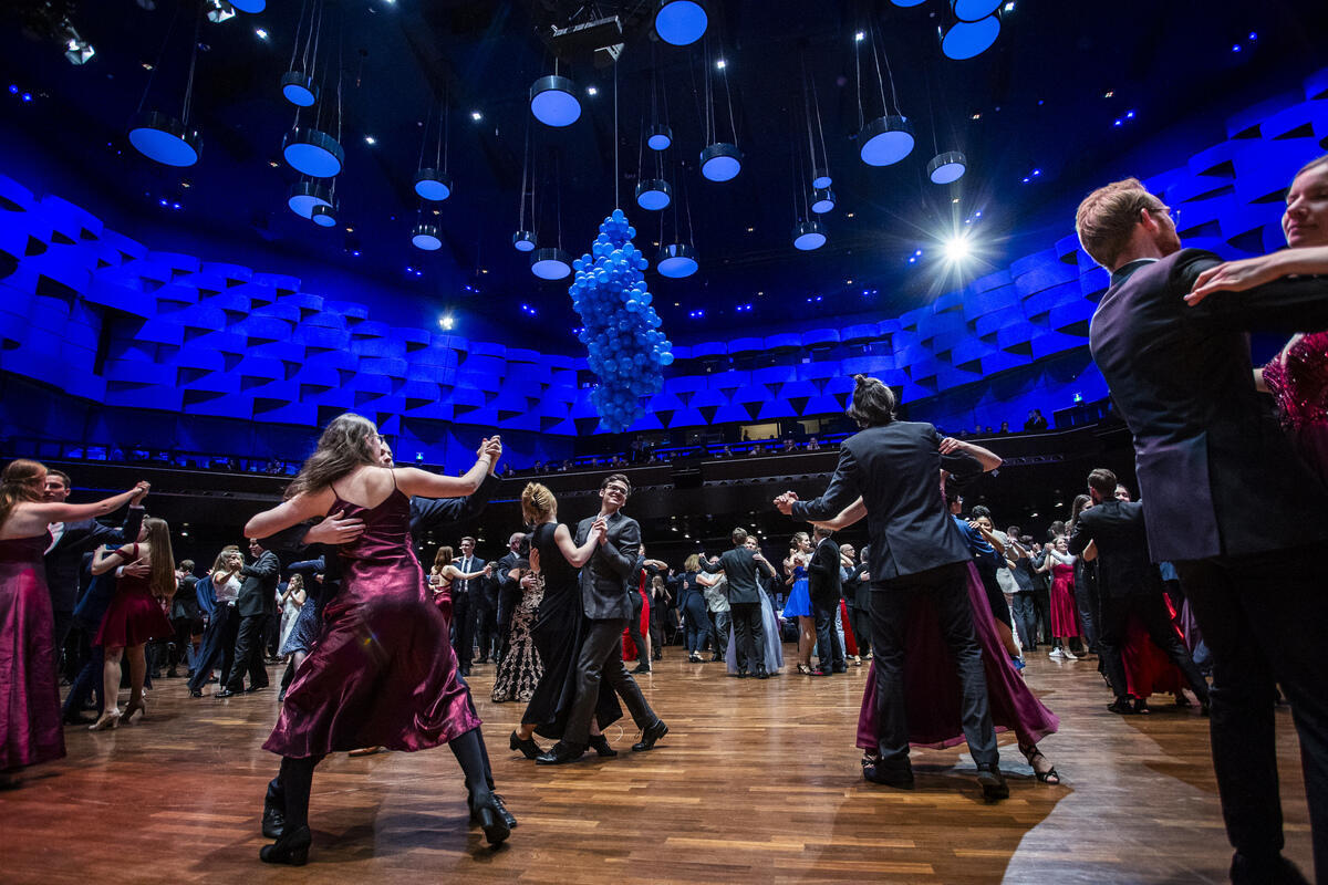 Personen auf der Tanzpläche