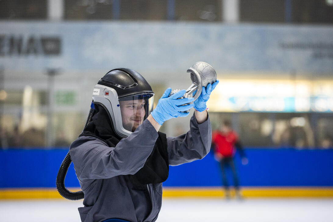 Jan-Simeon Bernsmann präsentierte den Pokal in Schutzkleidung.