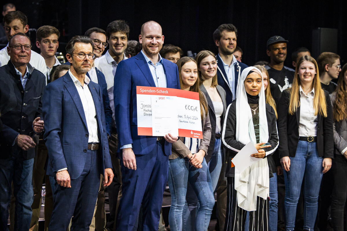 Jonas Dorissen auf der Bühne bei der Ehrung