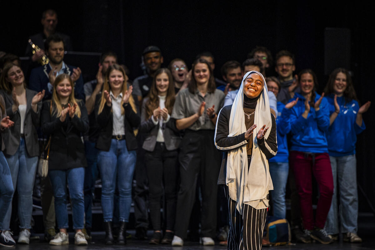 Syifa Nurzaman auf der Bühne bei der Ehrung