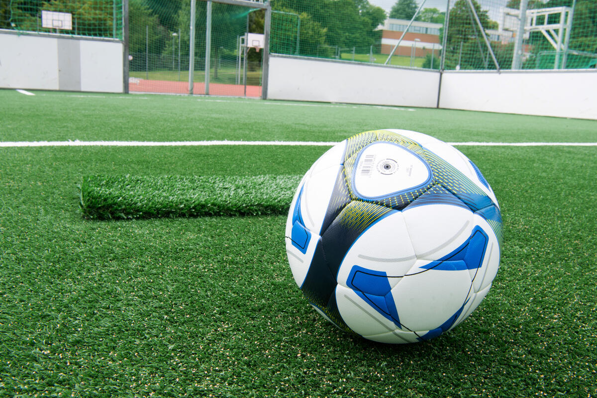 Fußball auf dem Kunstrasen