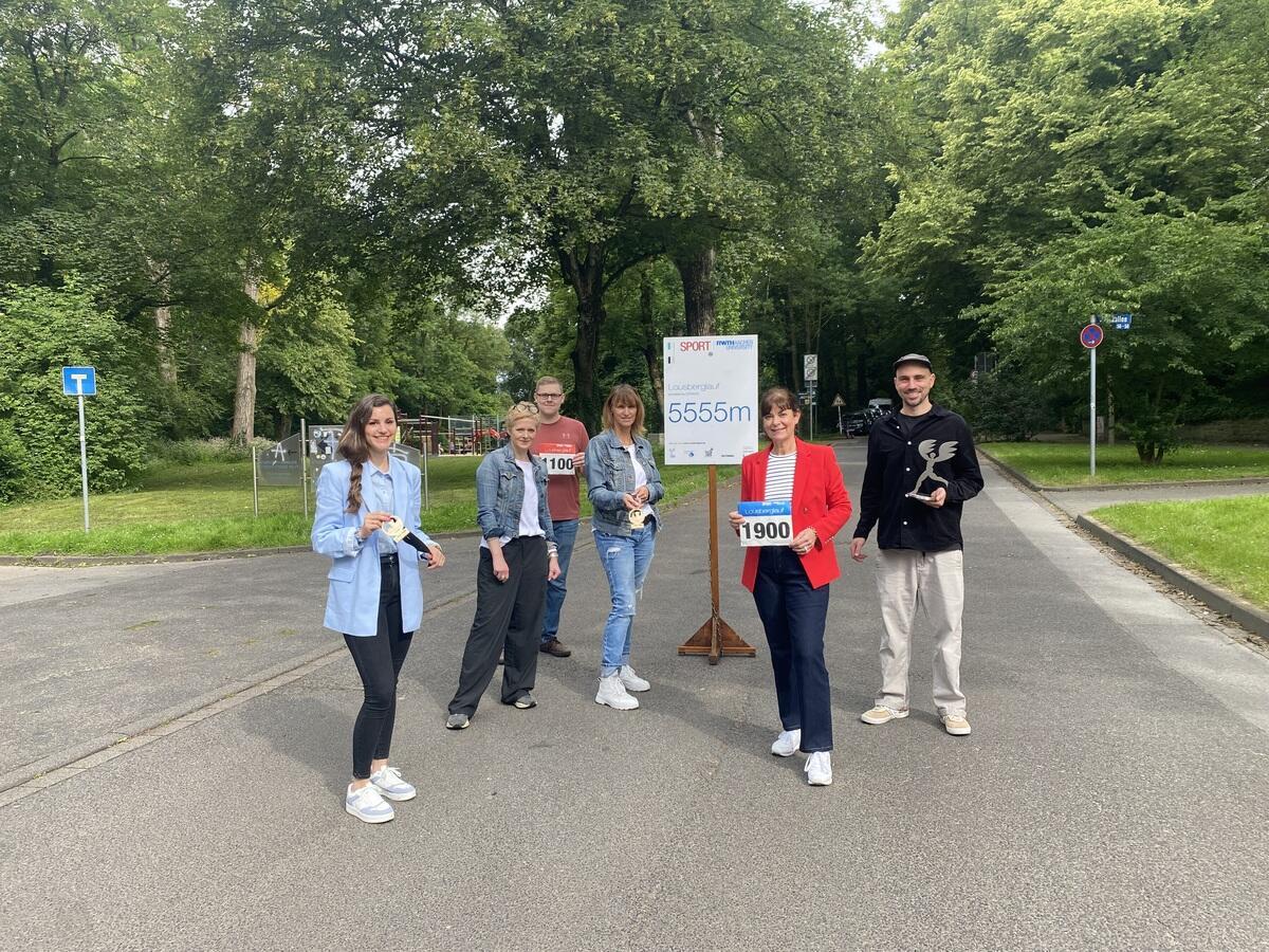 Gruppenfoto mit Streckenschildern