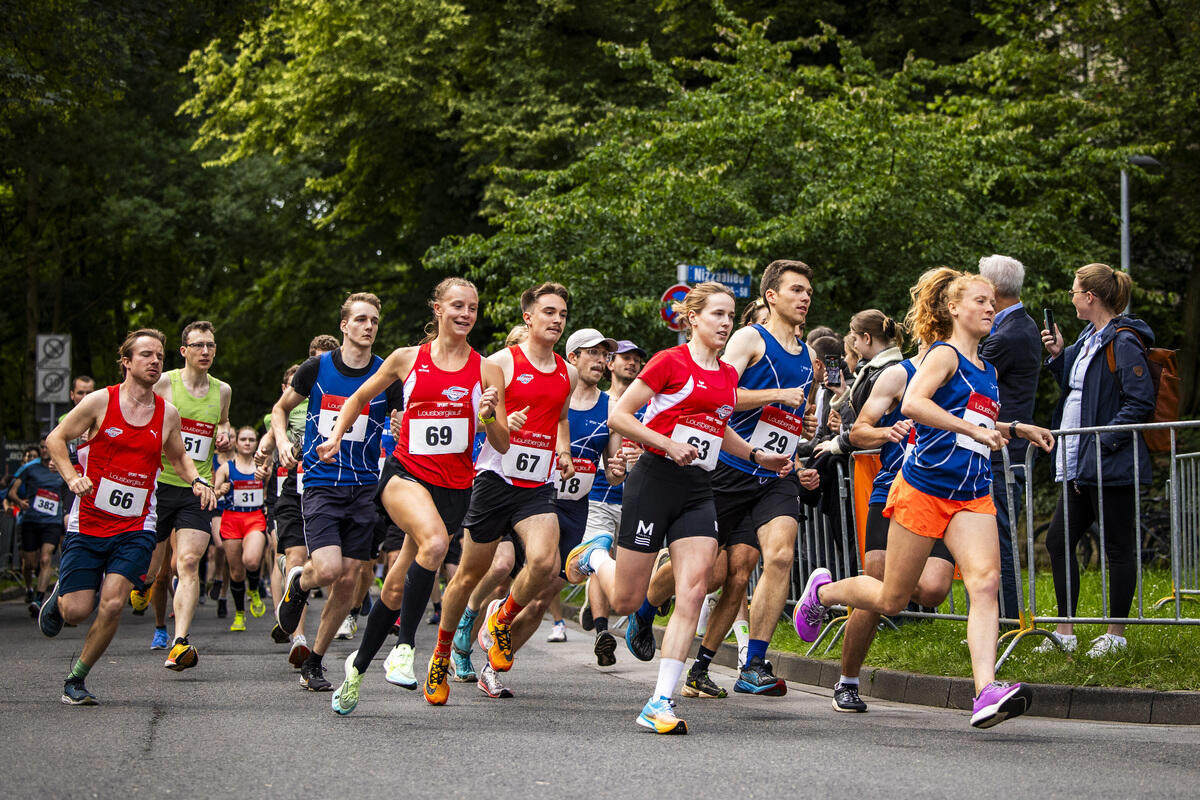 Teilnehmende beim Lousberglauf