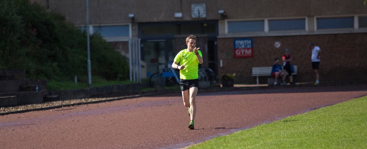 Laufende Personen auf einer Rennbahn