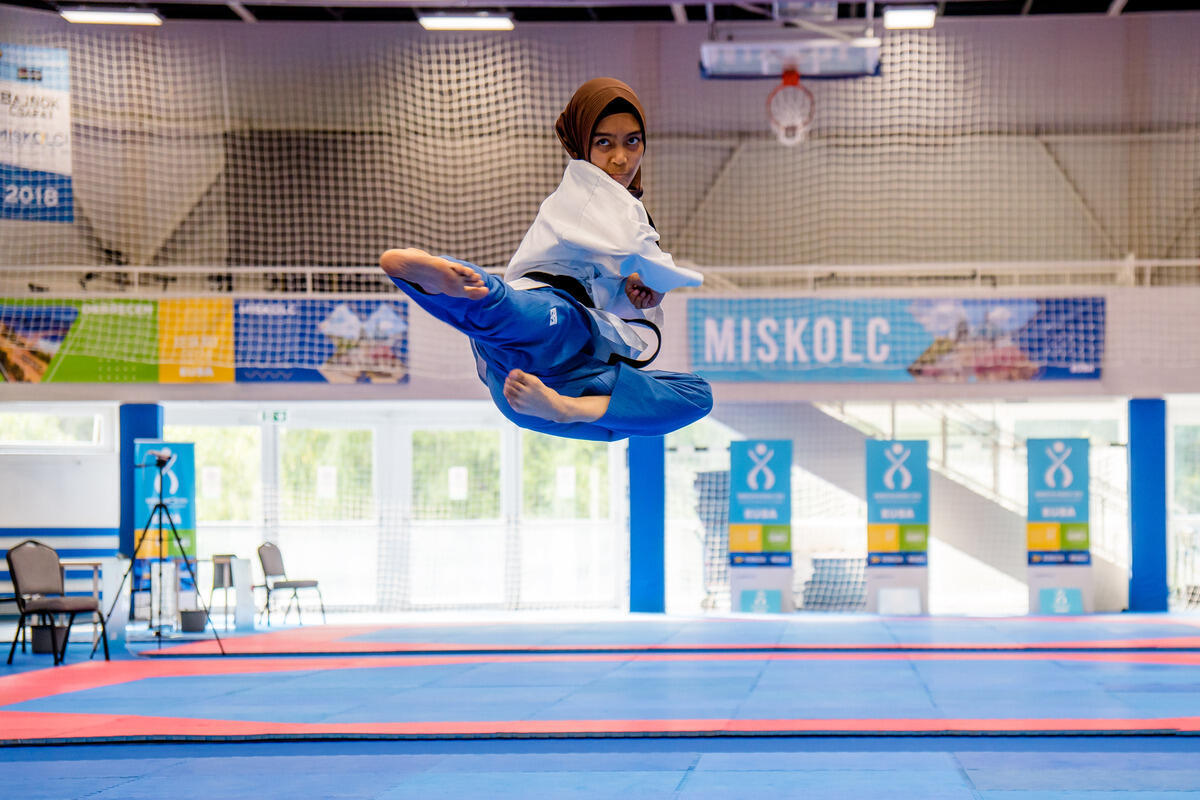 Frau im Sprung in einer Taekwondo Pose