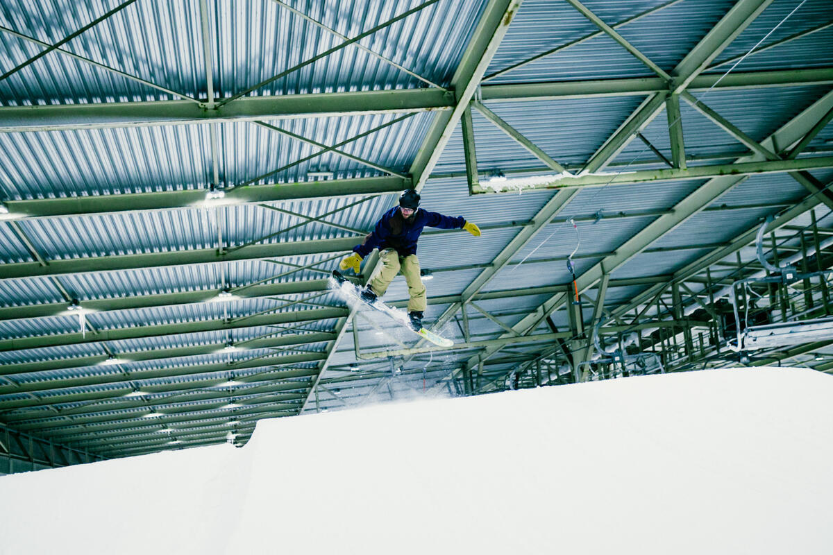 Snowborder springt in der Skihalle
