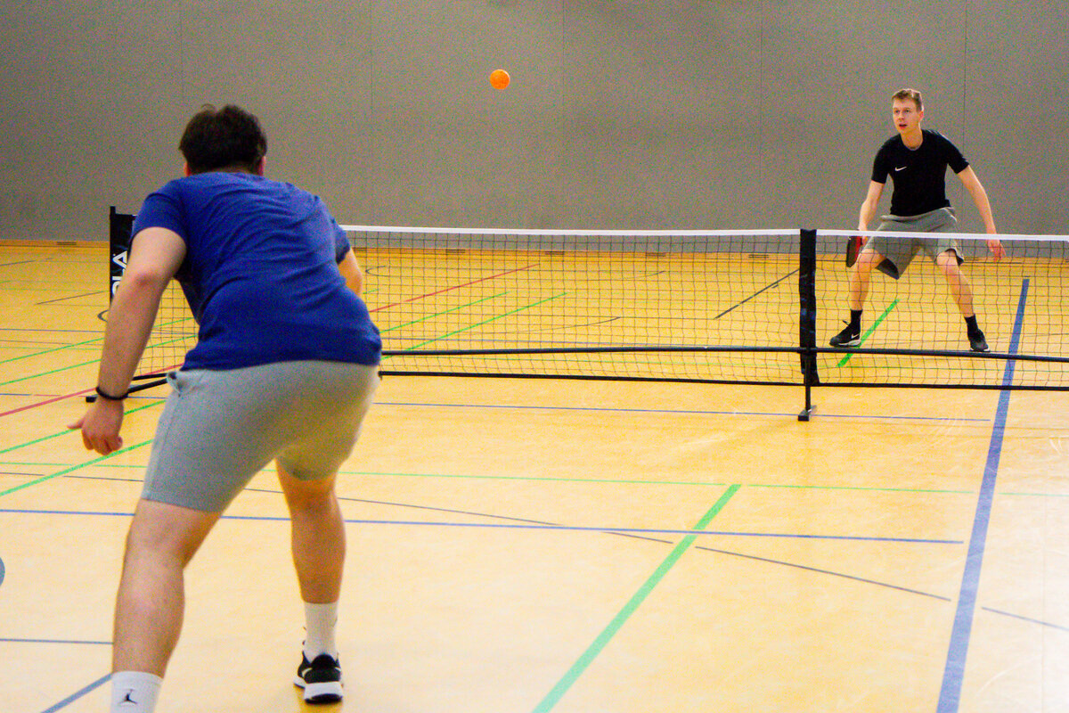 Zwei Jungs die Pickleball spielen