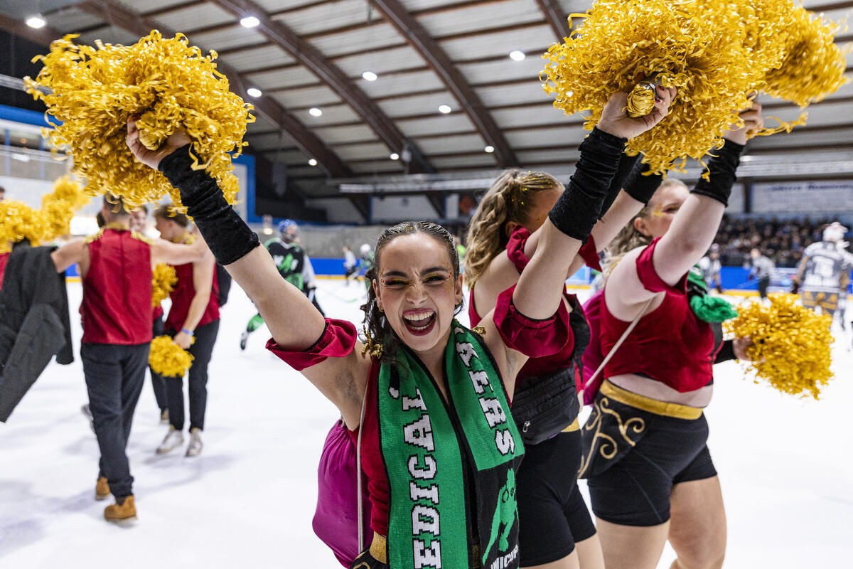 Cheerleader beim Eishockey Uni-Cup