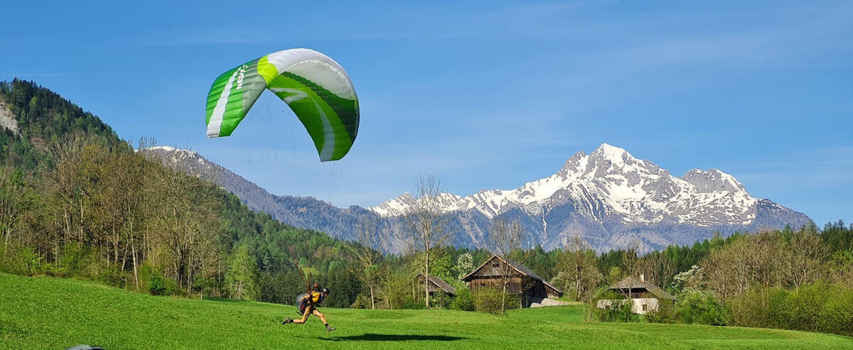 Paraglider in der Luft