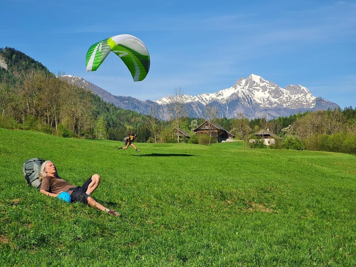 Fans schreien in ein Megaphon und zeigen in die Menge