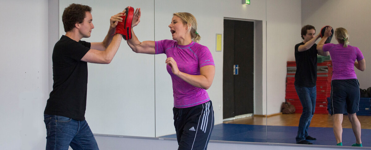 Sportlerin schlägt in Pratze