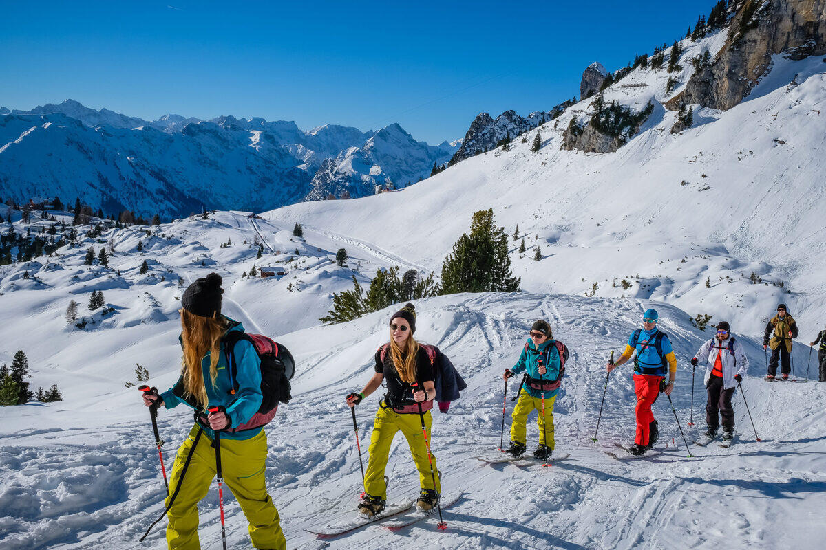 Splitboard Gruppe beim Aufsteigen