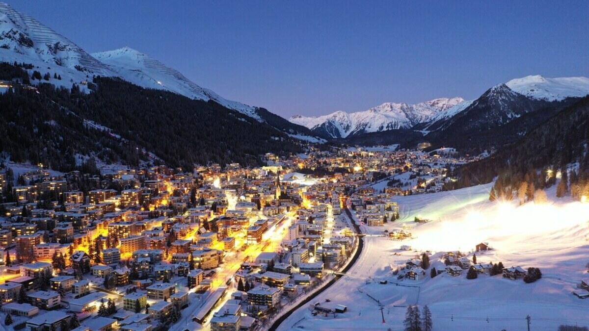 Davos Stadt Winter Lichter Abend Schnee Überblick von oben