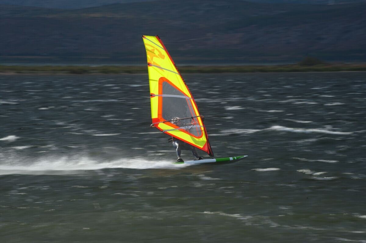 Windsurfer in Gleitfahrt