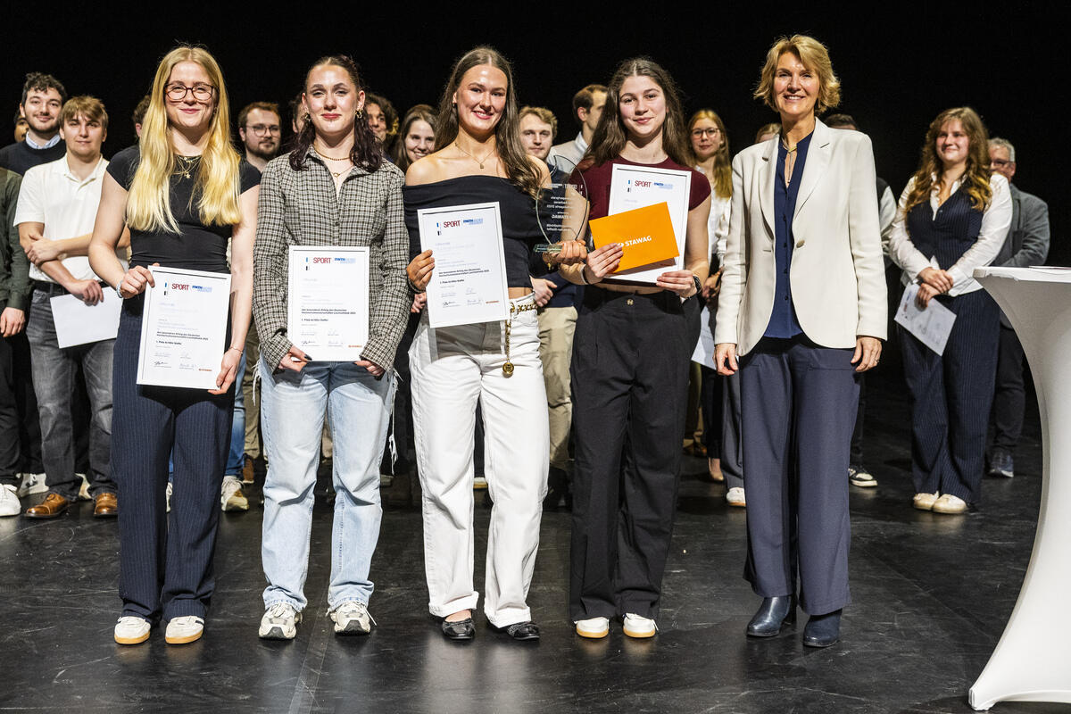 Finja Stupp, Luzie Kunter, Nela Ginsch und Marlene Fenster erhalten den Spitzensportpreis der STAWAG
