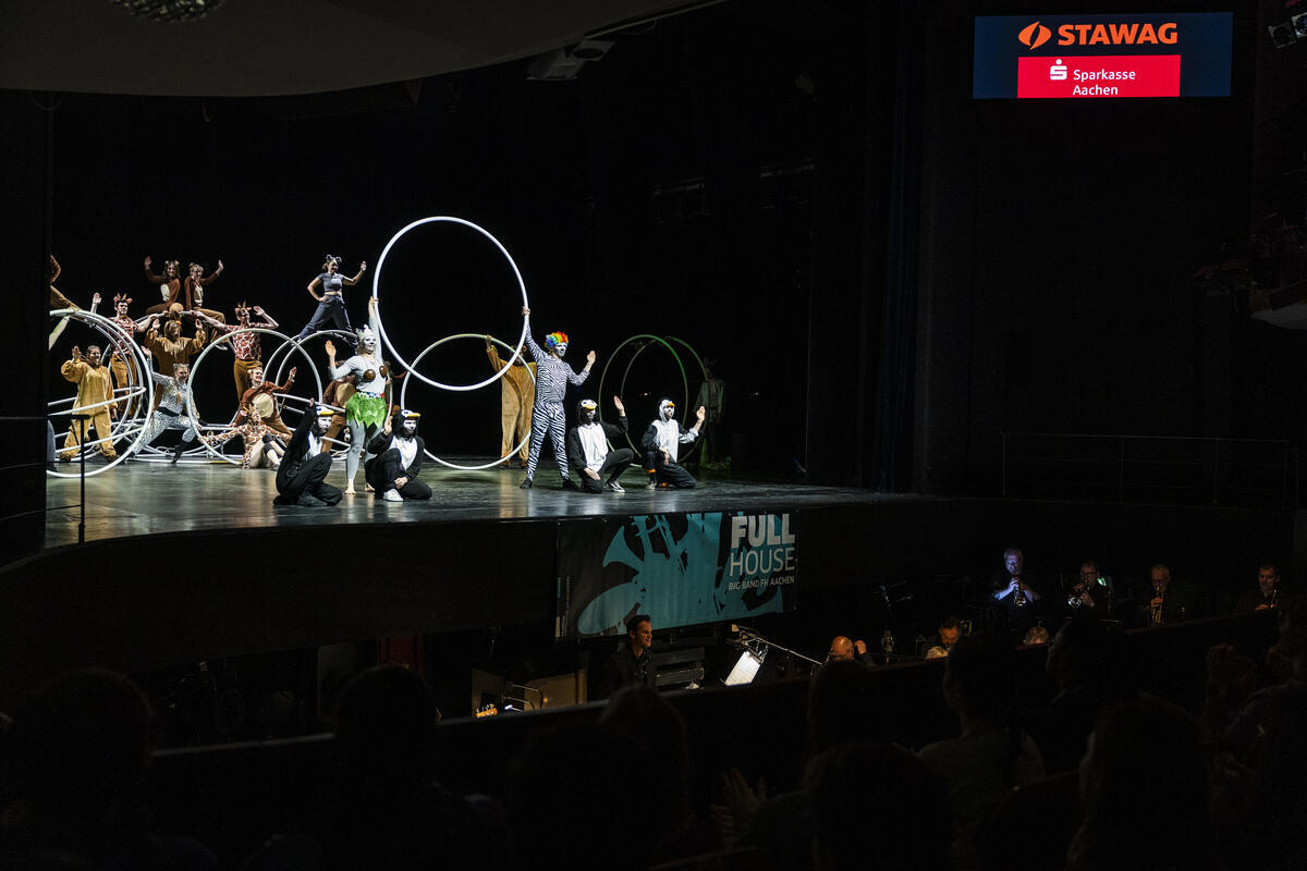 Bühne des Theater Aachens mit der Big Band