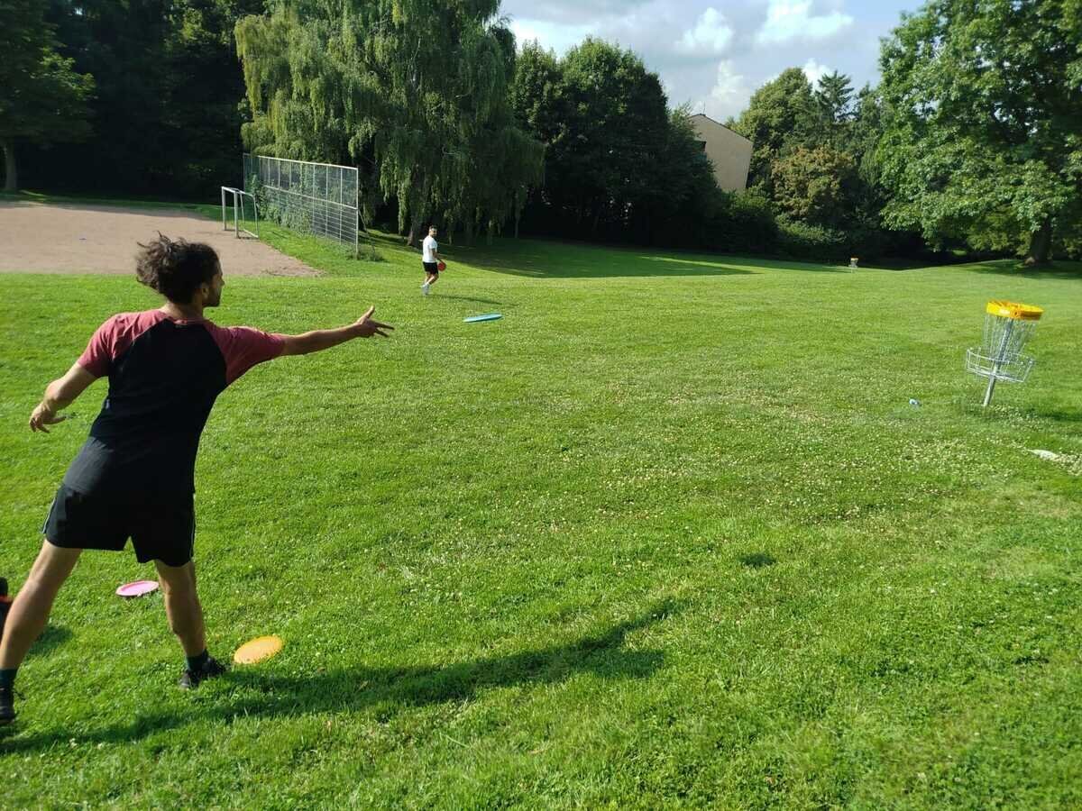 Sportler wirft Disc auf Ziel zu